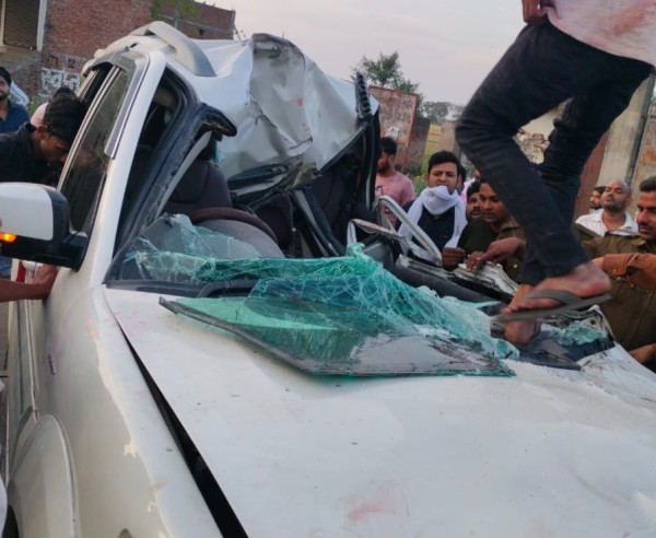तेज रफ्तार कार खड़ी डीसीएम से टकराई, एक सिपाही की मौत दो सिपाही घायल