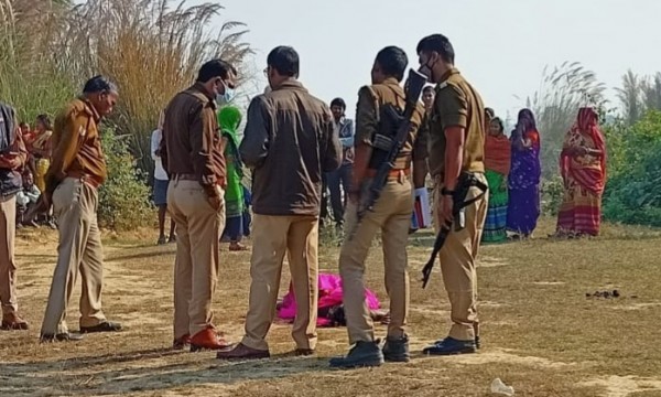 अज्ञात महिला का शव मिलने से इलाके में मचा हड़कंप