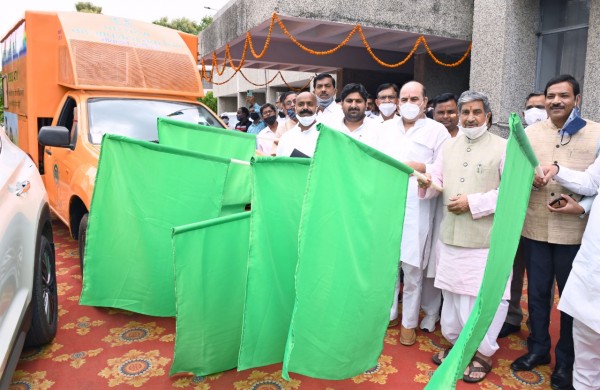 सहकारिता मंत्री मुकुट बिहारी वर्मा ने 6 मोबाइल एटीएम वैन को दिखाई हरी झण्डी