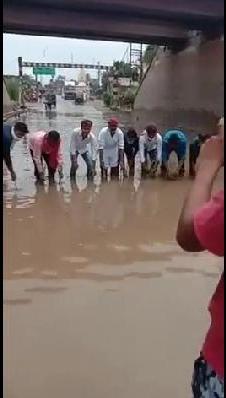 मिर्जापुर जौनपुर मार्ग पर रेल अंडर ब्रिज में पानी भरने से स्थानीय परेशान किया प्रदर्शन