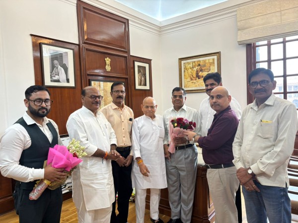इप्सेफ का प्रतिनिधिमंडल भारत सरकार के कैबिनेट सचिव टी वी सोमनाथम से राष्ट्रपति भवन में मिला