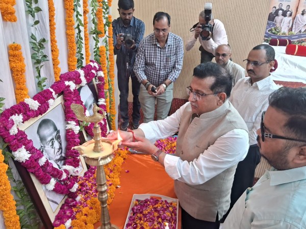 सूचना विभाग में याद किए गए बापू और शास्त्री जी, सादगी-सेवा का दिया संदेश
