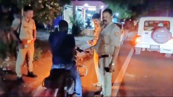 बुलेट के पटाखा साइलेंसर पर पुलिस का हंटर, दो बाइक सीज