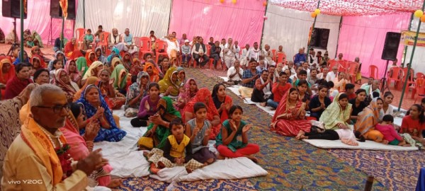 गाँव में संगीतमय श्रीमद् भागवत सुनते श्रोता कृष्ण रुक्मिणी विवाह।