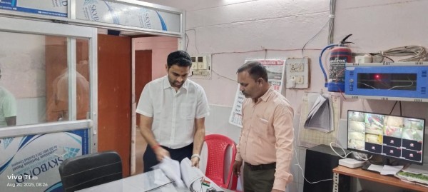 डीएम ने राजकीय आश्रम पद्धति विद्यालय करारी का किया आकस्मिक निरीक्षण