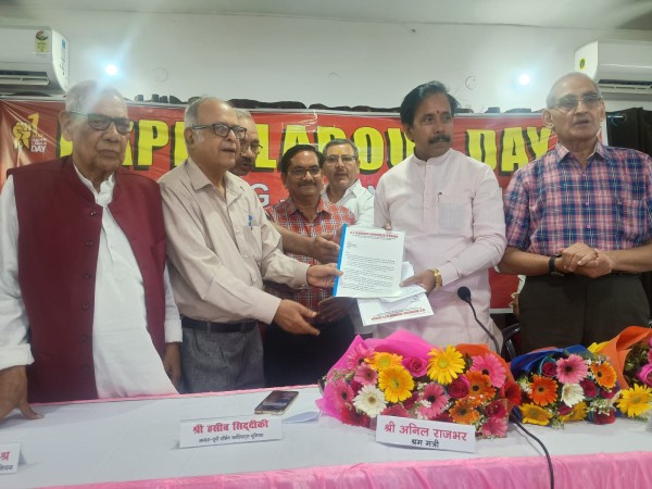 श्रम दिवस पर प्रेस क्लब में पत्रकारों ने दिखाई ताकत