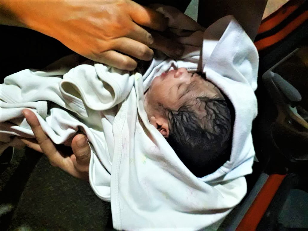 कपड़े में लिपटा मिला नवजात शिशु, पुलिस ने जिला अस्पताल में इलाज के लिए भर्ती कराया