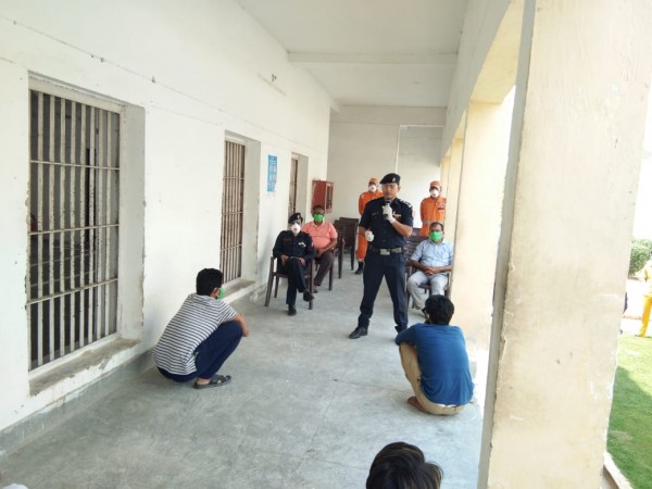 NDRF लखनऊ टीम द्वारा  लखनऊ कारागार के कैदियों को कोरोना वायरस से सावधानियाँ  एवं बचाव के बारे में जागरूकता अभियान