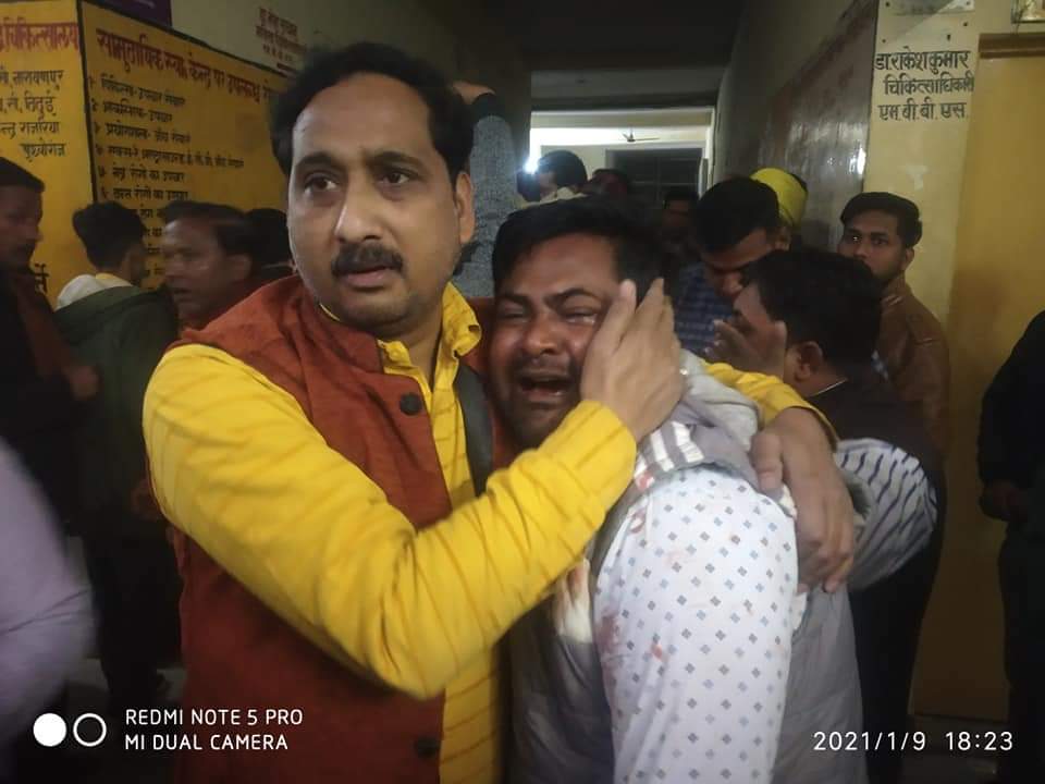 प्रतापगढ में चरमराई कानून व्यवस्था, सर्राफा व्यापारी भाईयों को बदमाशो ने मारी गोली, एक की मौत-एक गंभीर
