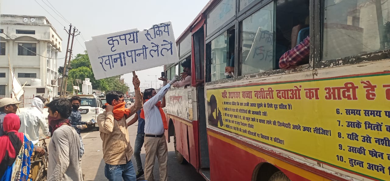 भारतिय किसान यूनियन के प्रदेश महासचिव ने प्रवासी मजदूरों को वितरित किया लंच पैकेट