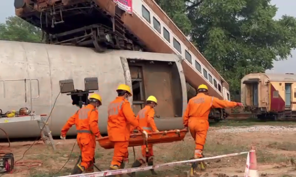 एन०डी०आर०एफ० ने रेलवे के साथ ट्रेन दुर्घटना मे बचाव कार्य पर किया माँक ड्रिल