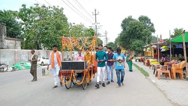 बालाजी के भक्तों ने लड्डू के साथ निकाली शोभायात्रा।