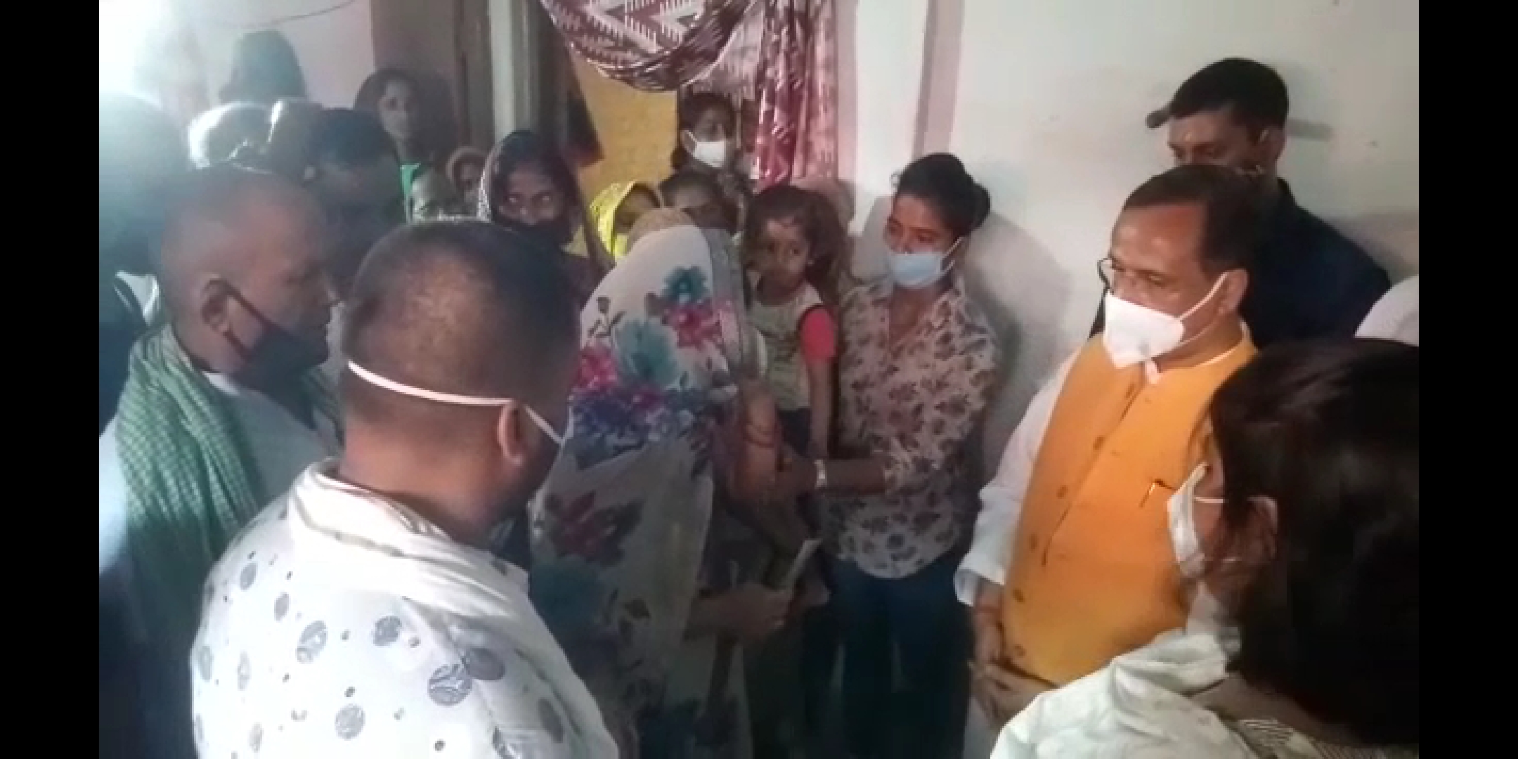 कानपुर कांड में शहीद हुए दरोगा के घर पहुंचे डिप्टी सीएम