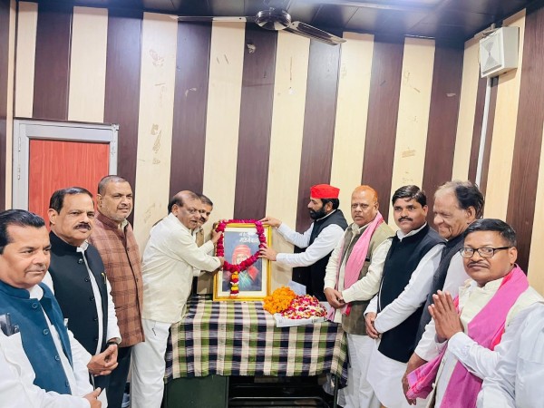 समाजवादी पार्टी कार्यालय पर संत गाडगे महाराज की जयंती सादगी और श्रद्धा के साथ मनाई गई