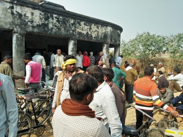 बीरापुर में पुलिस की देखरेख में बांटी गई खाद