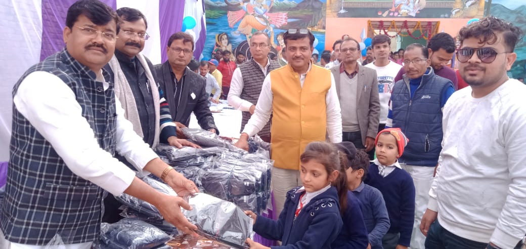 सरस्वती सेवा समिति ने बंटवाए बच्चों को गर्म कपड़े