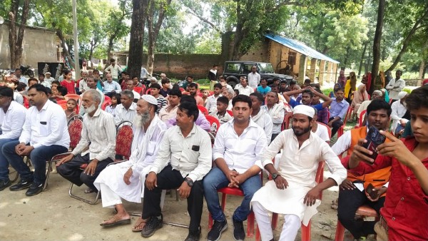 मांधाता ब्लॉक प्रमुख प्रतिनिधि कर रहे हैं गांव गांव में चौपाल, सुन रहे हैं जनता की समस्या