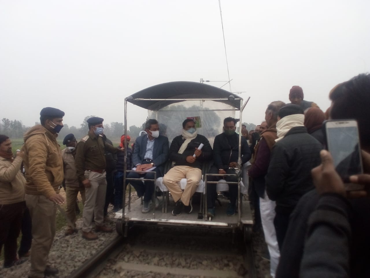नरहर पुर मार्ग पर अंडर पास निर्माण के लिए सौंपा गया  ज्ञापन
