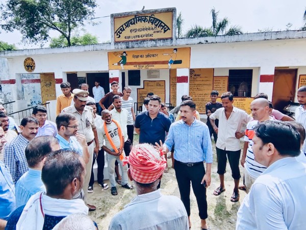 गोमती का पानी बढ़ा तो नाव से गांव-गांव पहुंचे डीएम और पुलिस के बड़े साहब, बीकेटी में राहत का इंतजाम