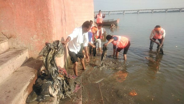 गंगा में भीषण गंदगी सदस्यों ने की साफ सफाई