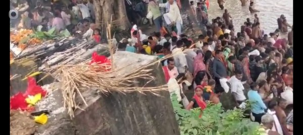 नवरात्रि के प्रथम दिन गंगा और यमुना के विभिन्न घाटों पर हजारों श्रद्धालुओं ने लगाई डुबकी