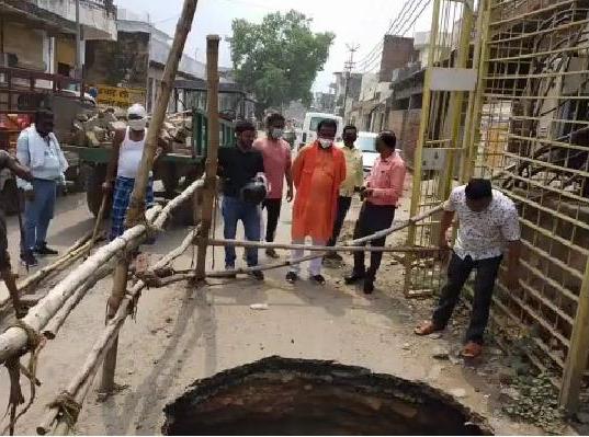 नगर के मुख्य मार्ग पर धंसी सड़क का पालिका अध्यक्ष ने किया निरिक्षण