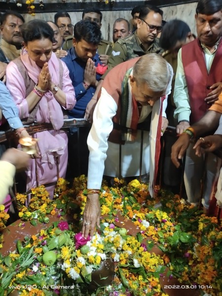 प्रमोद तिवारी ने परिवार के साथ पंक्तिबद्ध होकर बाबा को टेका मत्था