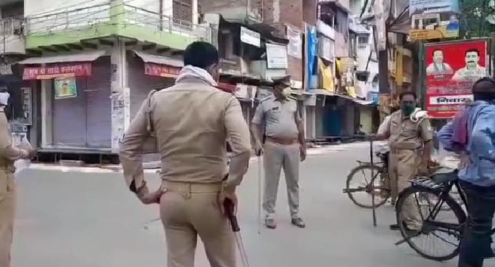 मिर्जापुर पुलिस ने लॉकडॉउन में दिखाई सख्ती बे वजह घर से बाहर निकले लोगो का काटा चालान