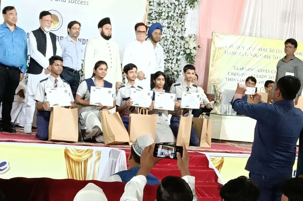 इस्लामी सेंटर ऑफ़ इंडिया ने मेघावी बच्चों को किया सम्मानित