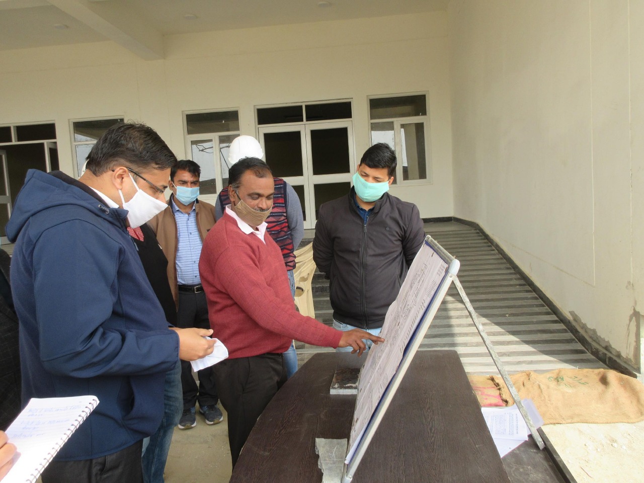 जिलाधिकारी ने निर्माणाधीन मेडिकल कालेज का किया औचक निरीक्षण