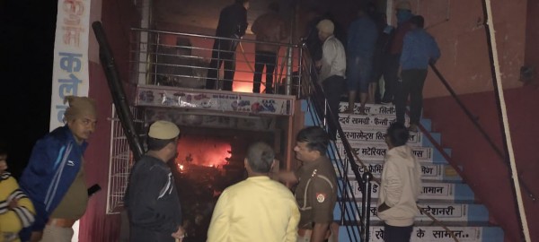 शॉर्ट सर्किट से लगी आग, पूरी दुकान हुई खाक