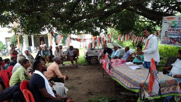 जय भारत महा संपर्क अभियान के तहत कांग्रेस नेताओं ने गांवों में किया जनसंपर्क