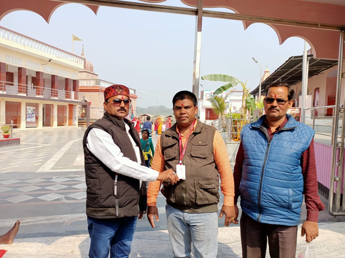 पत्रकार प्रेस क्लब के प्रदेश अध्यक्ष ने मां बेल्हा देवी के दरबार में टेका मत्था