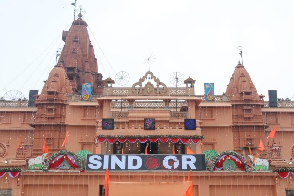 जन्माष्टमी पर मथुरा-वृन्दावन में उमड़ा श्रद्धालुओं का सैलाब, ऑपरेशन सिंदूर’ थीम पर सजी जन्मभूमि