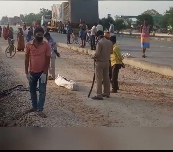 ट्रक से गिरकर प्रवासी मजदुर की मौत