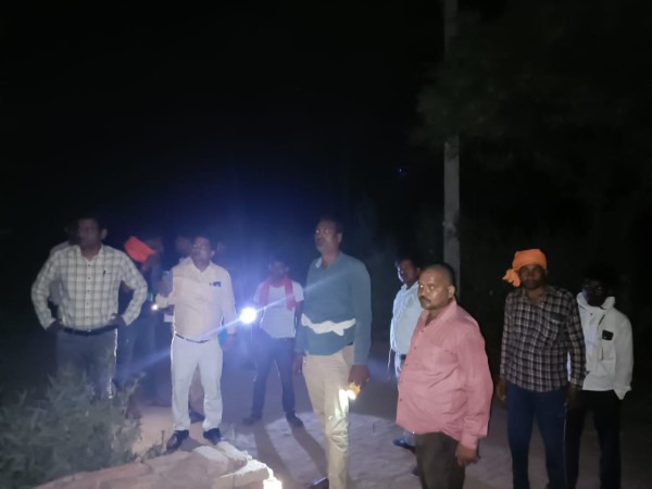 मोहनलालगंज क्षेत्र में मार्निंग  मास रेड में पकड़े गए सात बिजली चोर