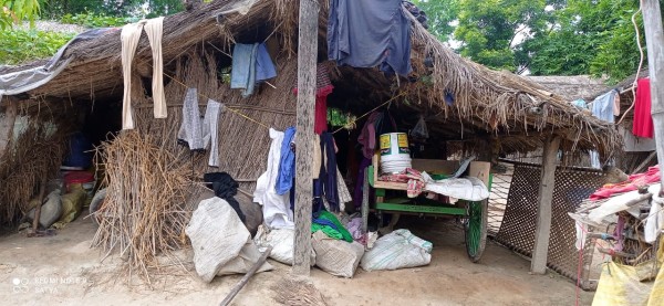 अपने हिस्से की जमीन पर गरीब नहीं बनवा पा रहा मकान