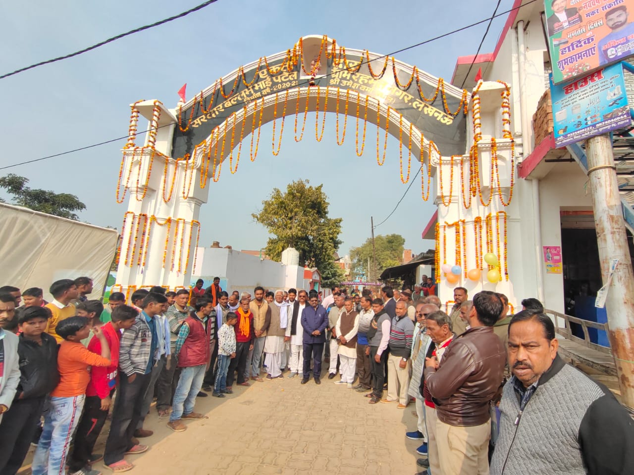 मोहनलालगंज विधायक अमरेश सिंह पुष्कर ने  रहमत नगर में एकता द्वार का किया उद्घाटन