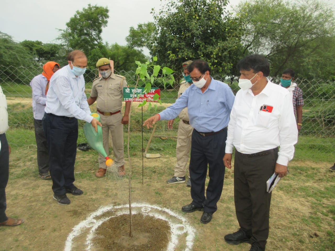 निर्माणाधीन गौवंश आश्रय स्थल का जिला अधिकारी व नोडल अधिकारी ने किया निरीक्षण