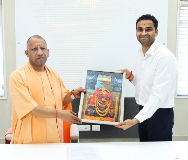 मुख्यमंत्री योगी आदित्यनाथ से भेंट कर डीएम ने दी मां शीतला की तस्वीर