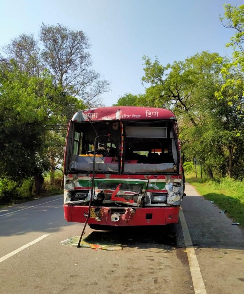 प्रयागराज से कुशीनगर ले जा रही छात्र-छात्राओं की रोडवेज बस हुई दुर्घटनाग्रस्त