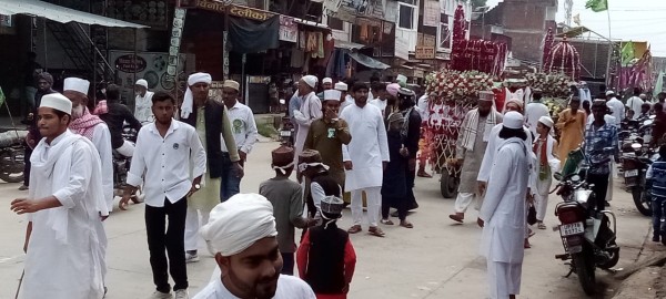 मदरसा दारुल गरीब नवाज में मोहम्मद साहब के यौमे पैदाइश पर निकाला गया जुलूस
