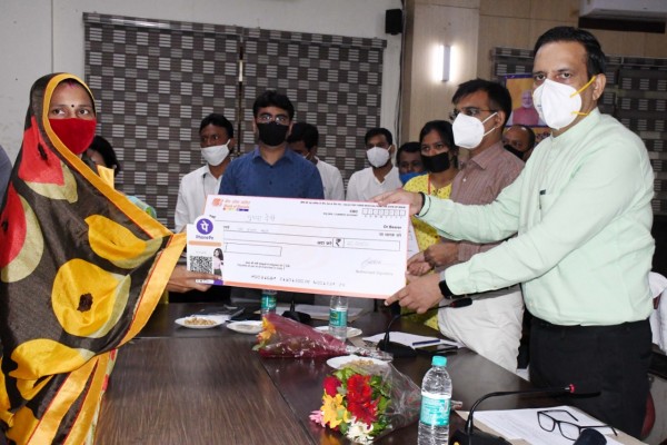 अपर मुख्य सचिव ने 13 लाभार्थिंयों को 10-10 हजार रूपये के स्वीकृत ऋण पत्र का किया वितरण