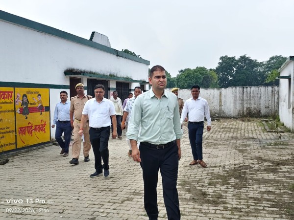 डीएम के निरिक्षण मे नामांकित 25 बच्चों के सापेक्ष 07 बच्चे मिले उपस्थित