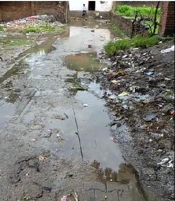 मिर्जापुर के नटवा में मुशहरान बस्ती की पास की सड़क की हालत खराब