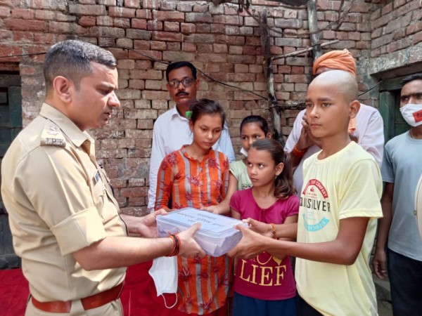 घायल पीआरडी जवान के घर पहुंचे पुलिस अधीक्षक, बोले इलाज में नहीं  आने दूंगा कोई कमी