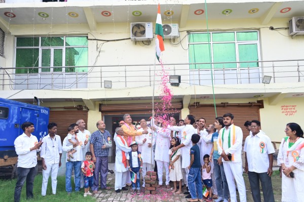 स्वतंत्रता दिवस पर श्री राघव सेवा ट्रस्ट द्वारा ध्वजारोहण एवं माल्यार्पण समारोह आयोजित