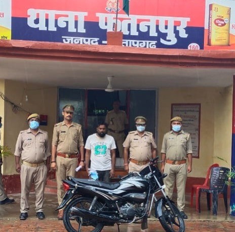 चोरी की मोटरसाइकिल व 02 जिंदा कारतूस के साथ एक युवक गिरफ्तार