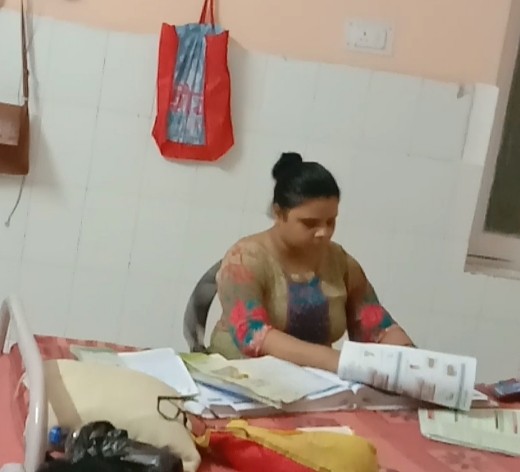 धन उगाही का वीडियो वायरल होने पर नर्स पीड़िता के घर पहुंची राजीनामा का बना रही दबाव मुकदमा दर्ज कराने की दी धमकी