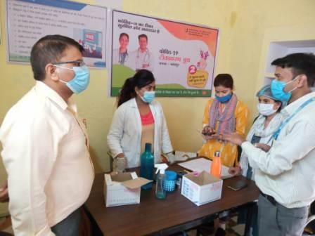 डब्ल्यू एच ओ के एस०एम० ओ० ने किया गोपालगंज पी एच सी का निरीक्षण